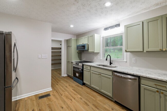 Building Photo - Newly Renovated East Side Home!