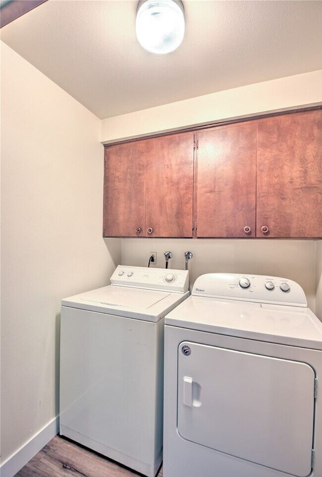 Building Photo - Desirable west side location! 2 bed/ 1.75 bath. Olympia school district