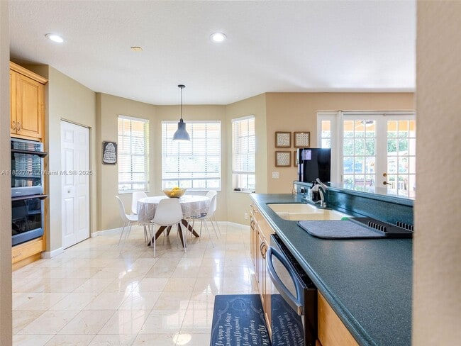 Building Photo - 665 Nandina Dr