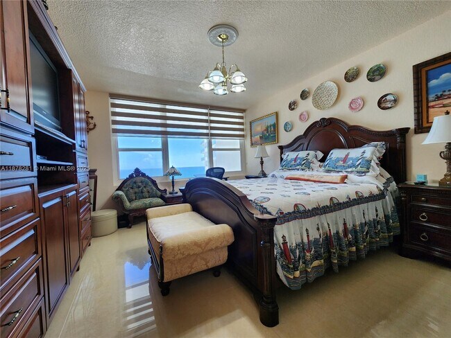 Building Photo - 3505 S Ocean Dr