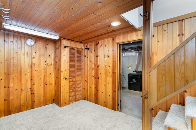 Building Photo - 355 Crestwood Ct