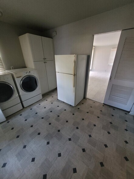 Building Photo - 10631 Saratoga st