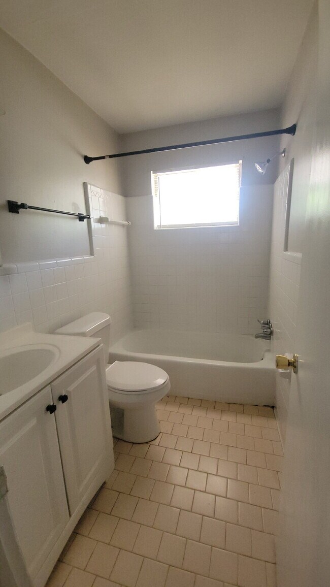 Building Photo - "Charming Studio Retreat with Full Bath in...
