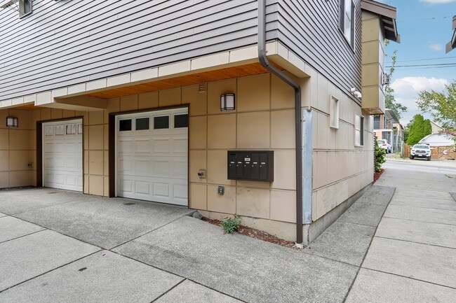 Building Photo - 923B N 85th St