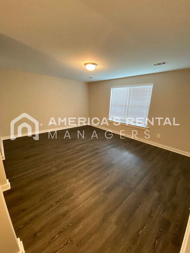 Building Photo - Home in Brookwood... Available now!!