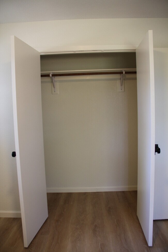 Building Photo - 608 Oak Dr