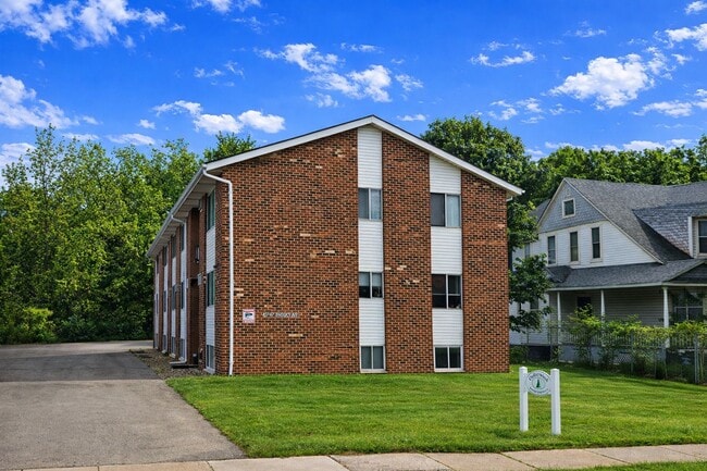 Building Photo - Simple and comfortable 1 Bedroom 1 Bathroom at Rhodes Avenue!