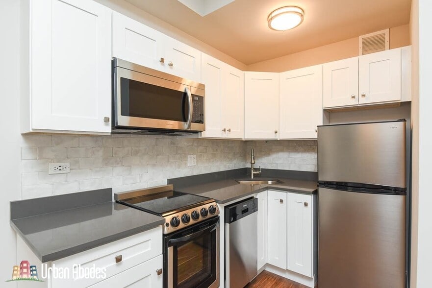 Building Photo - 645 W Wrightwood Ave