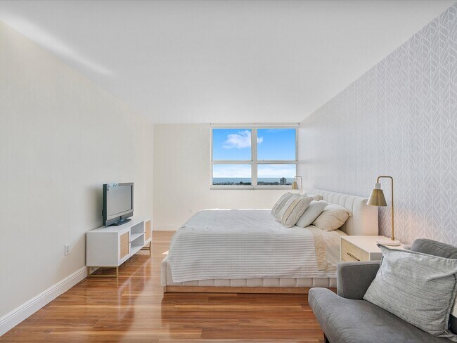 Building Photo - 650 West Ave