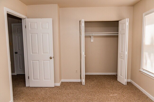 Building Photo - 3 Bedroom 2 Bath End Unit!