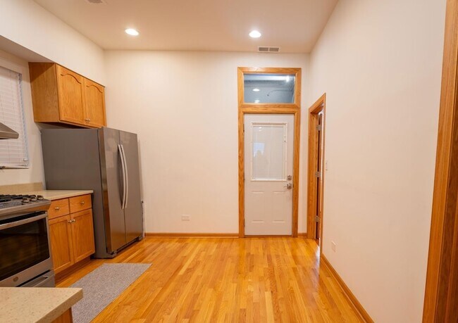 Building Photo - 3324 N Hoyne Ave