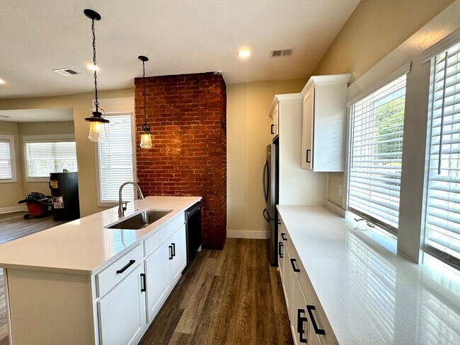 Building Photo - 206 Maple Ter