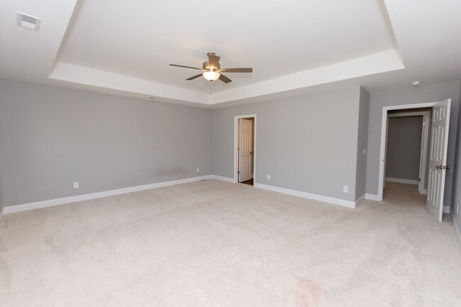 Building Photo - MOVE-IN READY $300 off first month