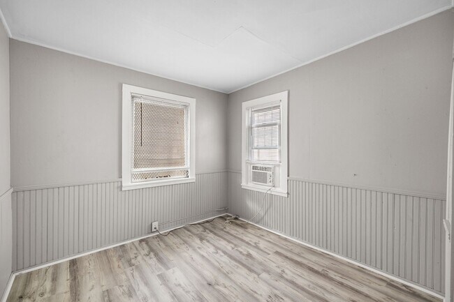 Building Photo - $25 Drive by & Apply for Beds 2 Bath House...