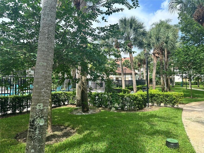 Building Photo - 650 S Park Rd