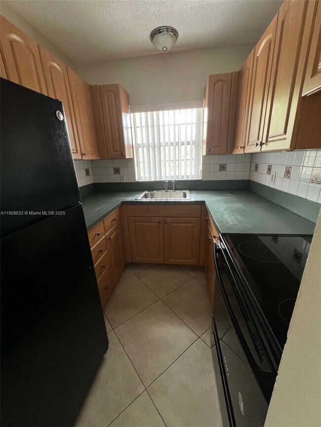 Building Photo - 4140 Woodside Dr