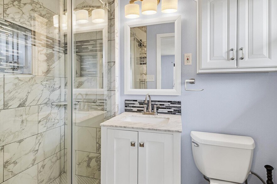 Building Photo - Remarkable Lakewood home steps from Ridgewood Park