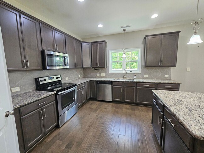Building Photo - New Listing
