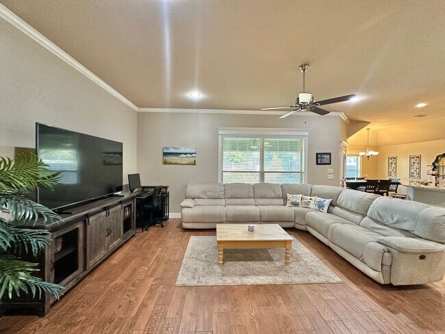 Building Photo - Stunning 3 Bed 2 Bath in Flint!