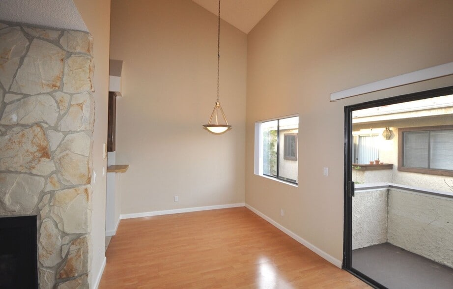 Building Photo - 14710 Burbank Blvd