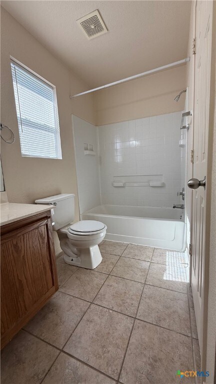 Building Photo - 2400 Price Dr