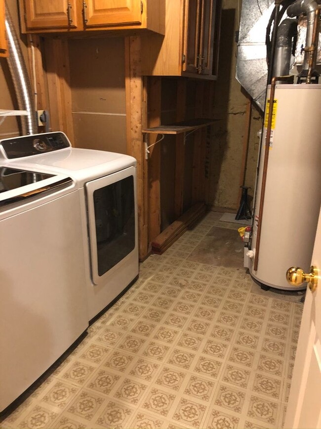 Building Photo - Spacious Townhome, Great Location!