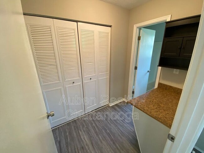 Building Photo - 832 Sylvan Ave