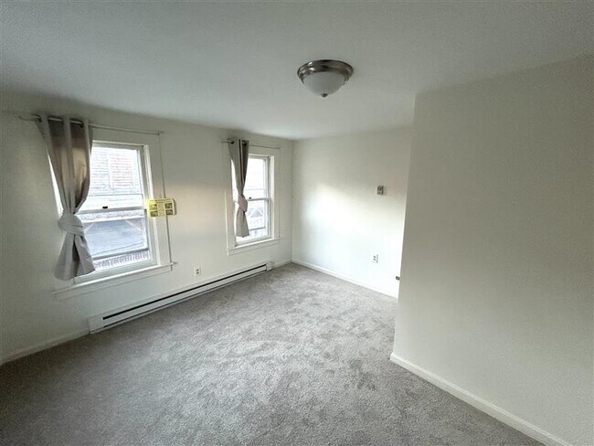 Building Photo - 33 Putnam St