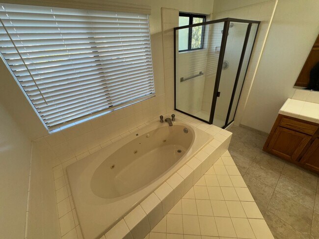 Building Photo - Walking distance to beaches, restaurants, 3 bedroom, 2 bathroom, upstairs level of home