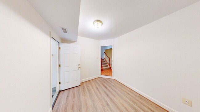 Building Photo - READY TO GO 3 LVL - 3 bed + 2 full and 2 half bath TH