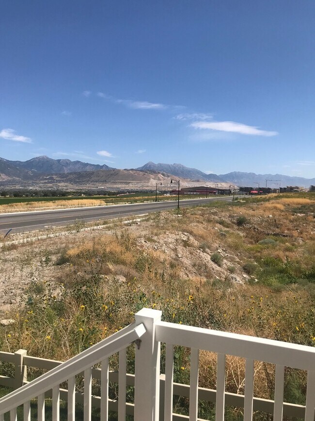 Building Photo - 3 bedroom/ 2.5 bathroom house in Herriman