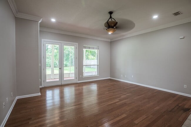 Building Photo - Stunning home in desirable neighborhood