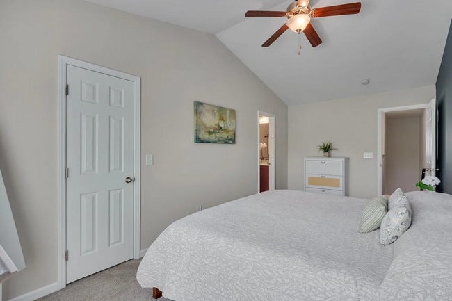 Building Photo - Cozy End-Unit Townhome – Prime Durham Location