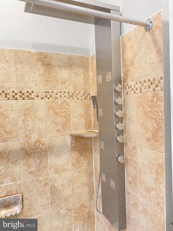 Building Photo - 400-18 W Walnut Ln