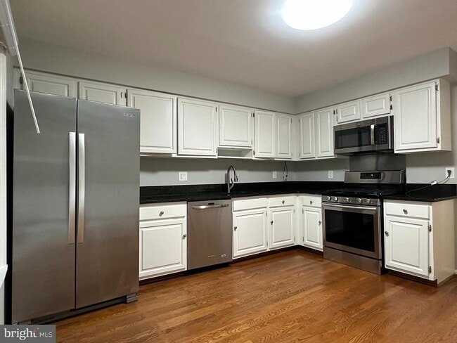 Building Photo - 10152 Village Knolls Ct