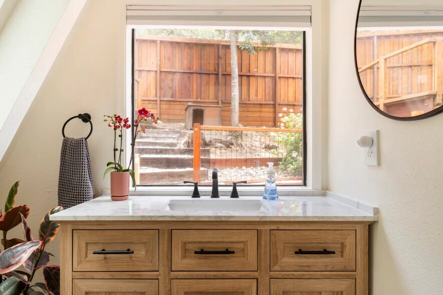 Building Photo - 18475 Circle Dr