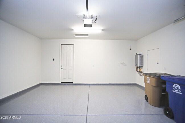 Building Photo - 879 W Finch Dr