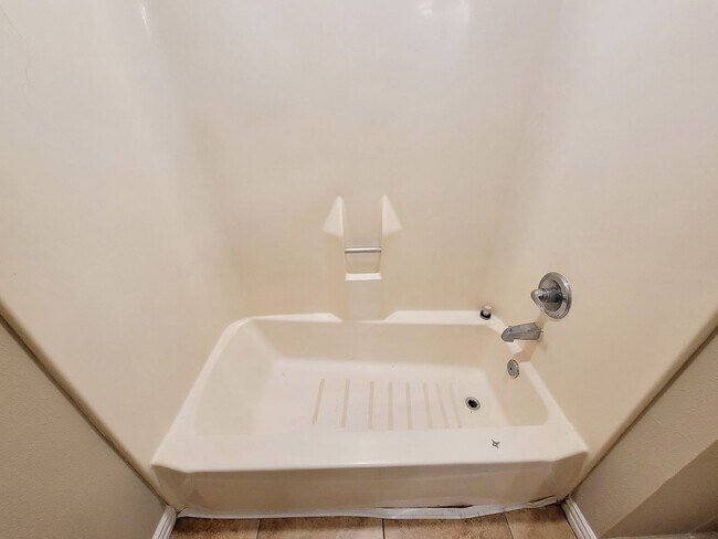 Building Photo - BEAUTIFUL 3 BEDROOM 2 BATH UPDATED HOME WI...