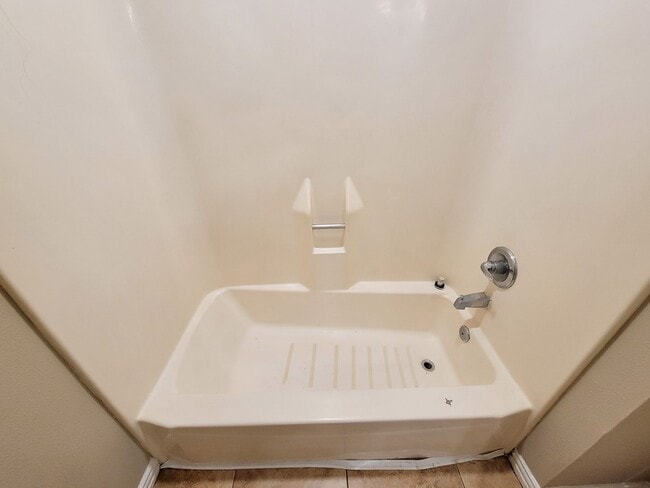 Building Photo - BEAUTIFUL 3 BEDROOM 2 BATH UPDATED HOME WITH TILE THROUGHOUT. GRANITE COUNTERTOPS WITH TILE FLOOR...