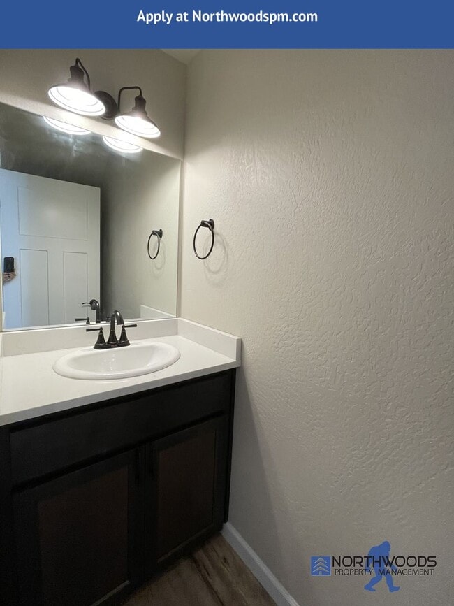 Building Photo - Gorgeous 2 Bedroom 2.5 Bath Townhome  in White City