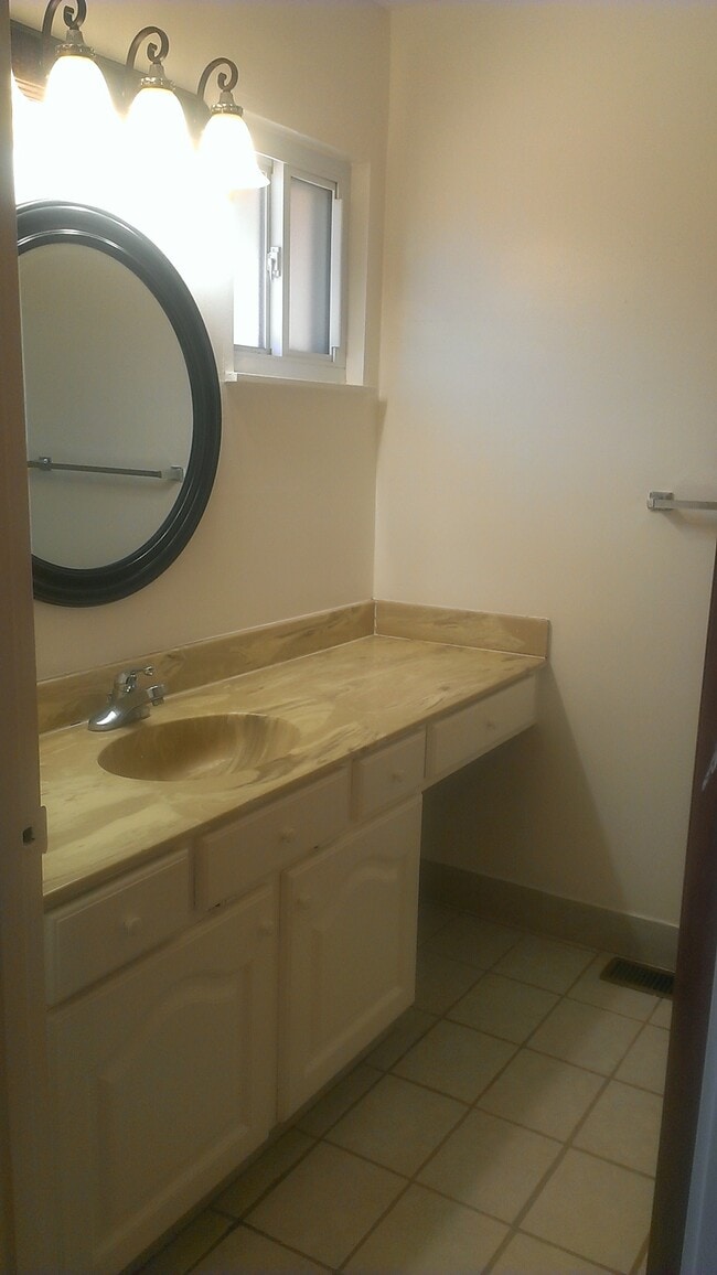 Building Photo - 245 Larson Ln