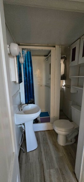 Building Photo - 501 W 7th St