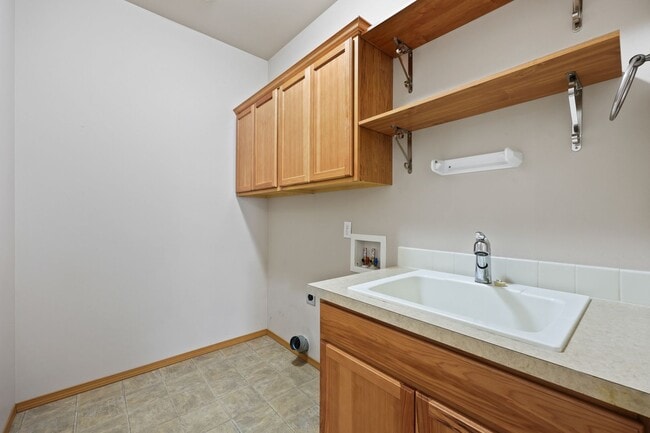 Building Photo - MOVE IN READY! 2 bed, 2 bath townhouse. No...