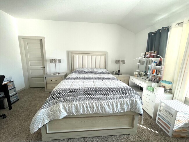 Building Photo - 6811 Fleetwood Crescent Wy