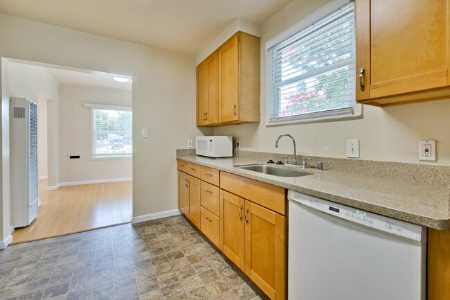 Building Photo - Bright, Clean and Cozy 2BR, 1BA Single Fam...
