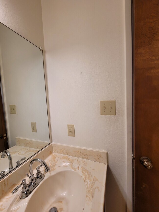 Building Photo - 930 N Indiana St