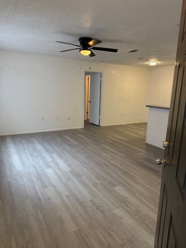 Building Photo - Large Two bedroom Condo