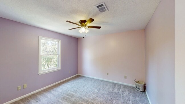 Building Photo - 4130 Knollcrest Cir N