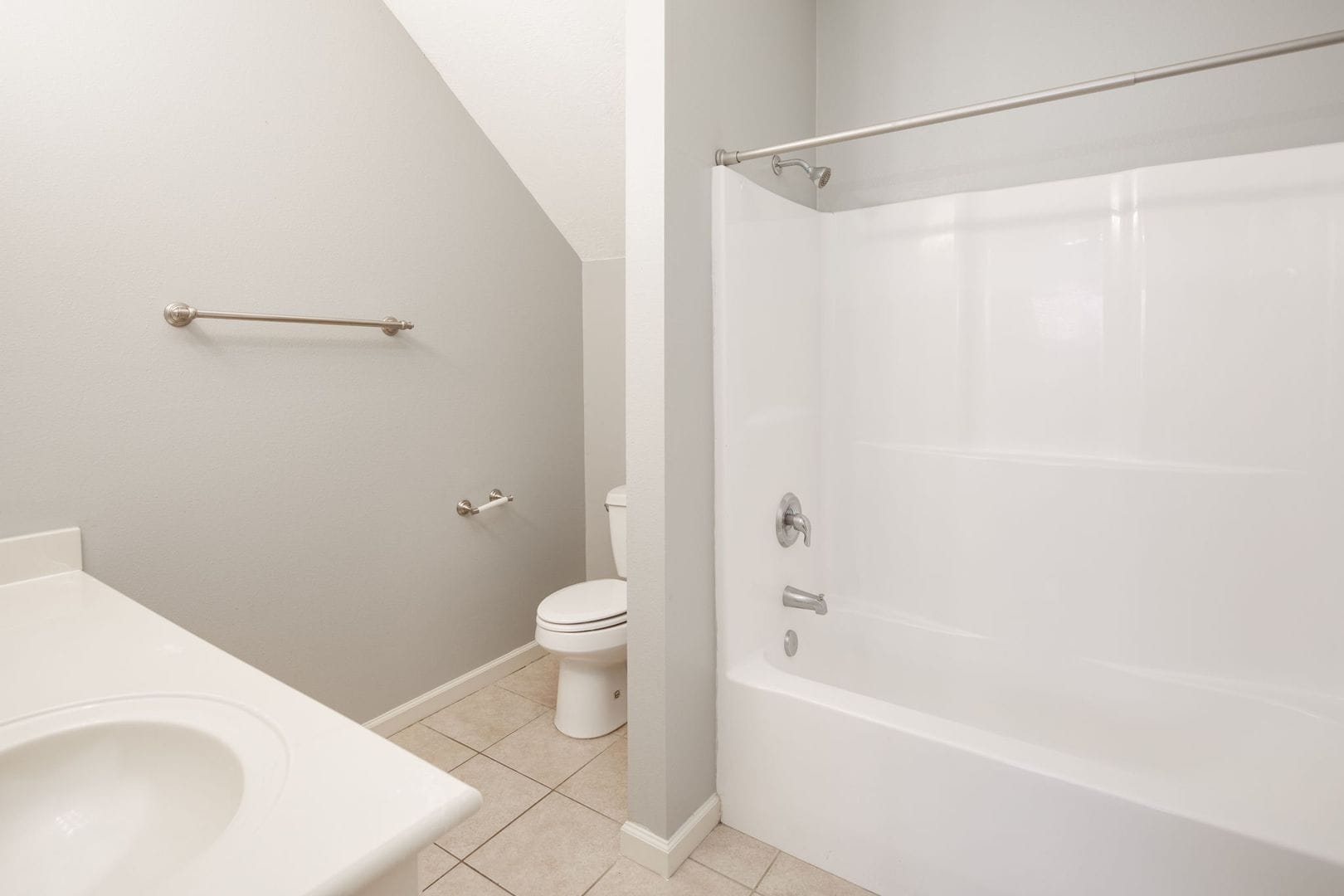 Building Photo - IMMEDIATE MOVE IN!!!  3 bedroom 3 Bathroom Duplex Next Door to Blinn!