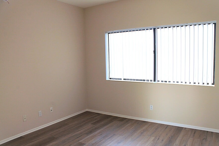 Building Photo - Sherman Oaks Renaissance